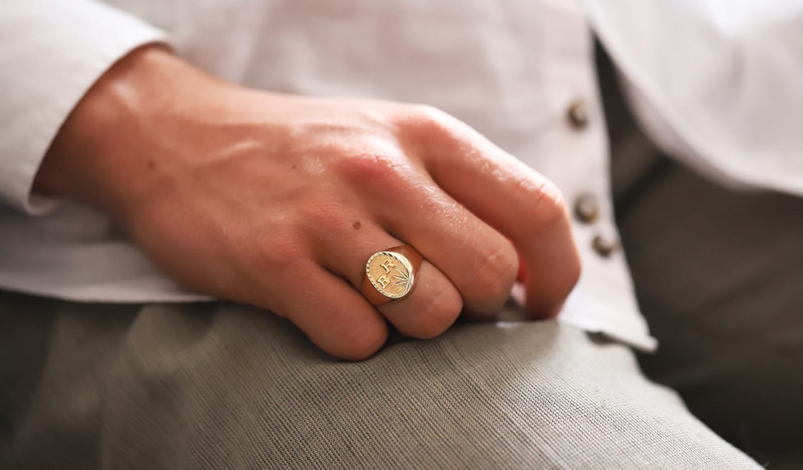 Comment choisir une chevalière pour homme avec initiales